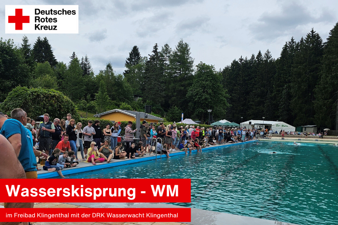 Besucher im Freibad Klingenthal im Rahmen der Wasserskisprung WM