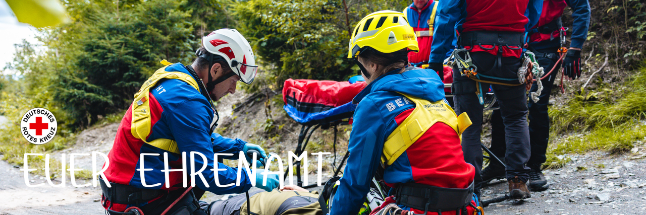 Ehrenamtliches Engagement bei der Bergwacht. Mitglieder der DRK Bergwachten Schöneck und Klingenthal bei einer Übung zur Versorgung eines verletzten Radfahrers.
