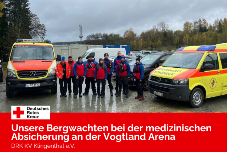 Die beiden Bergwachtautos als auch unsere ehrenamtlichen Bergwachtmitglieder aus Schöneck und Klingenthal stehen zum Gruppenfoto zusammen.