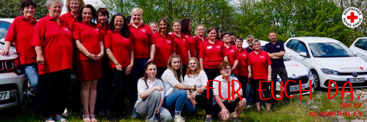 Die Mitarbeitenden der DRK Sozialstation mit Außenstelle Klingenthal stehen zum Gruppenfoto zusammen.
