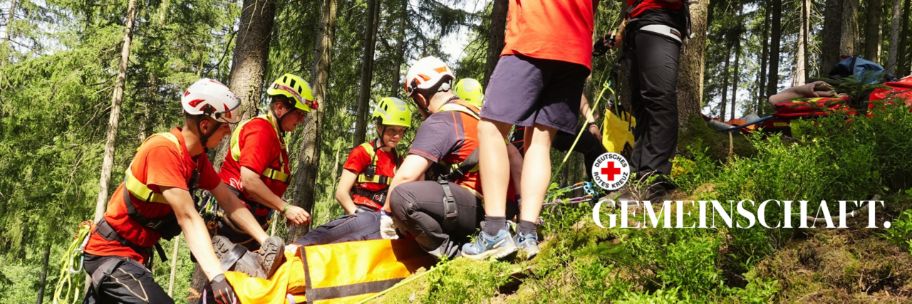 Kameradinnen und Kameraden unserer beiden Bergwachten bei einer Übung in Grünheide.