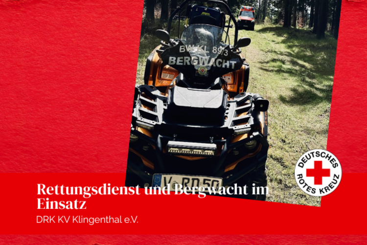 Im Vordergrund steht das Quad der DRK Bergwacht Klingenthal/Aschberg und im Hintergrund ist der Krankentransportwagen der DRK Rettungsdienst Oberes Vogtland gGmbH zu sehen. Beide stehen auf einem Waldweg.