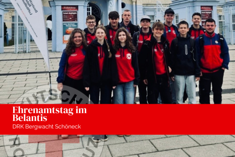 Die Bergwacht-Teens der DRK Bergwacht Schöneck stehen vor dem Belantis - Eingang.