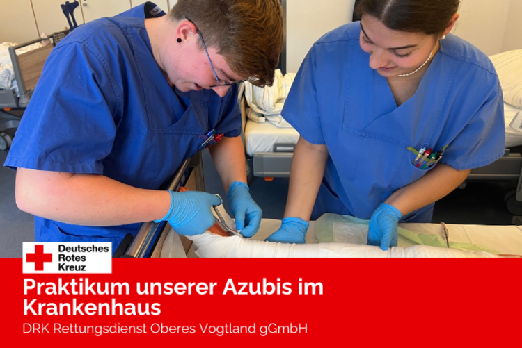 Lina und Jenny stehen an einem Krankenbett und entfernen einen Beinverband.