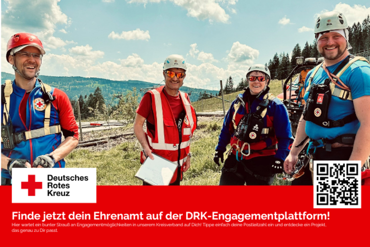 Mitglieder der DRK Bergwacht Klingenthal/Aschberg stehen zum Gruppenfoto zusammen. Alle tragen Helm.