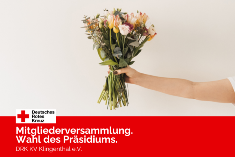 Ein Blumenstrauß in rosa Tönen wird gehalten.