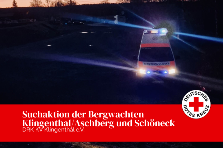 Ein Bergwachtfahrzeuge(VW Bus) steht mit Blaulicht in der Dunkelheit im Waldgebiet des Oberen Vogtlandes.